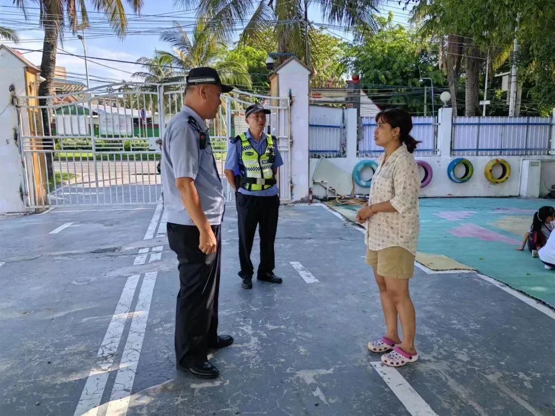 “護苗”專項行動 | 陵水交警開展校車安全檢查 嚴把學(xué)生出行安全關(guān) 圖片