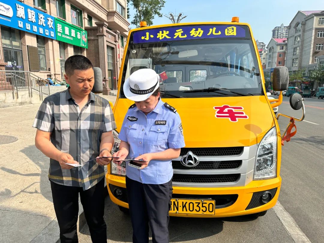 【夏季行動(dòng)】校車(chē)安全系萬(wàn)家——交警大隊(duì)開(kāi)展校車(chē)安全大檢查 圖片