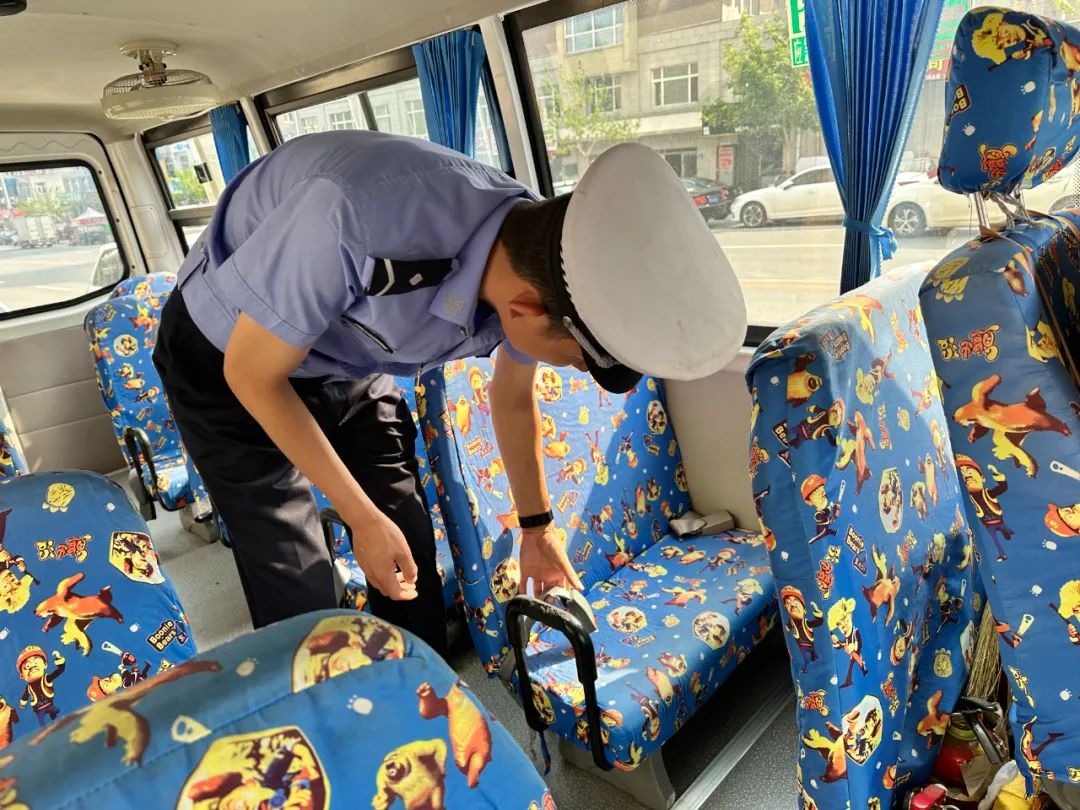 【夏季行動(dòng)】校車(chē)安全系萬(wàn)家——交警大隊(duì)開(kāi)展校車(chē)安全大檢查 圖片