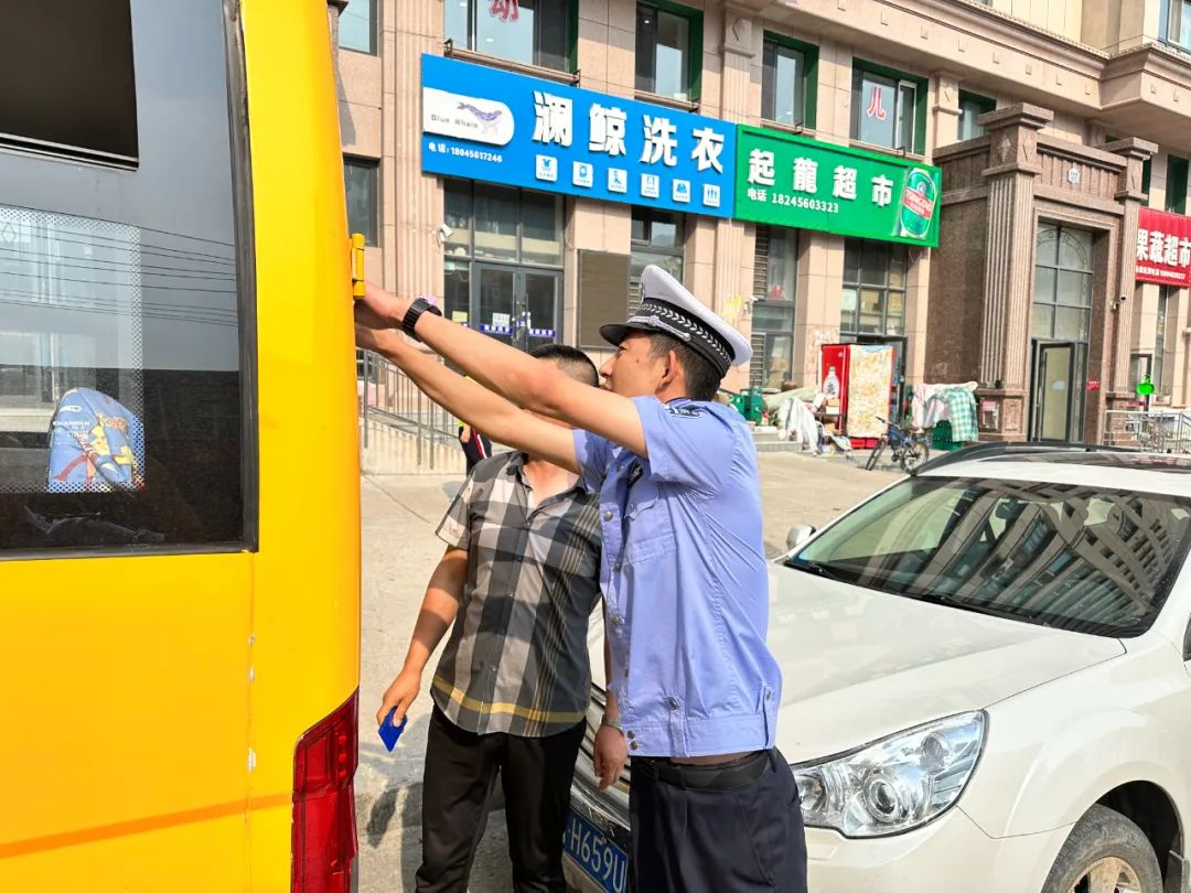 【夏季行動(dòng)】校車(chē)安全系萬(wàn)家——交警大隊(duì)開(kāi)展校車(chē)安全大檢查 圖片