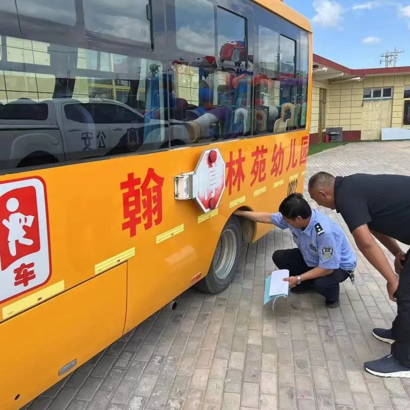 交警二大隊(duì)走進(jìn)17家幼兒園 嚴(yán)把校車“安全關(guān)” | 夏季交通安全整治 交警二大隊(duì)走進(jìn)17家幼兒園 嚴(yán)把校車“安全關(guān)” | 夏季交通安全整治