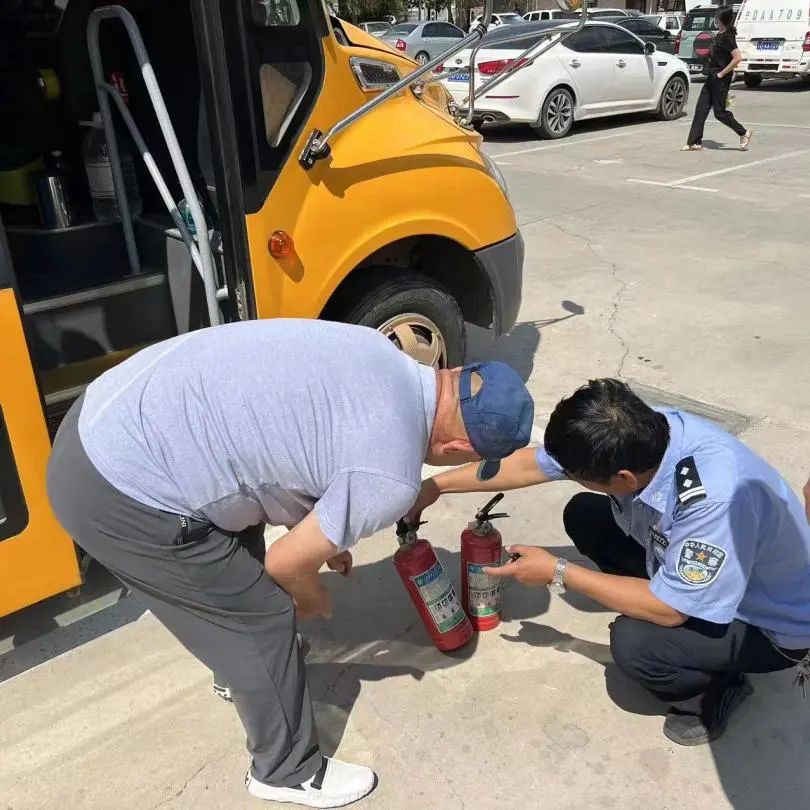 交警二大隊(duì)走進(jìn)17家幼兒園 嚴(yán)把校車“安全關(guān)” | 夏季交通安全整治 圖片