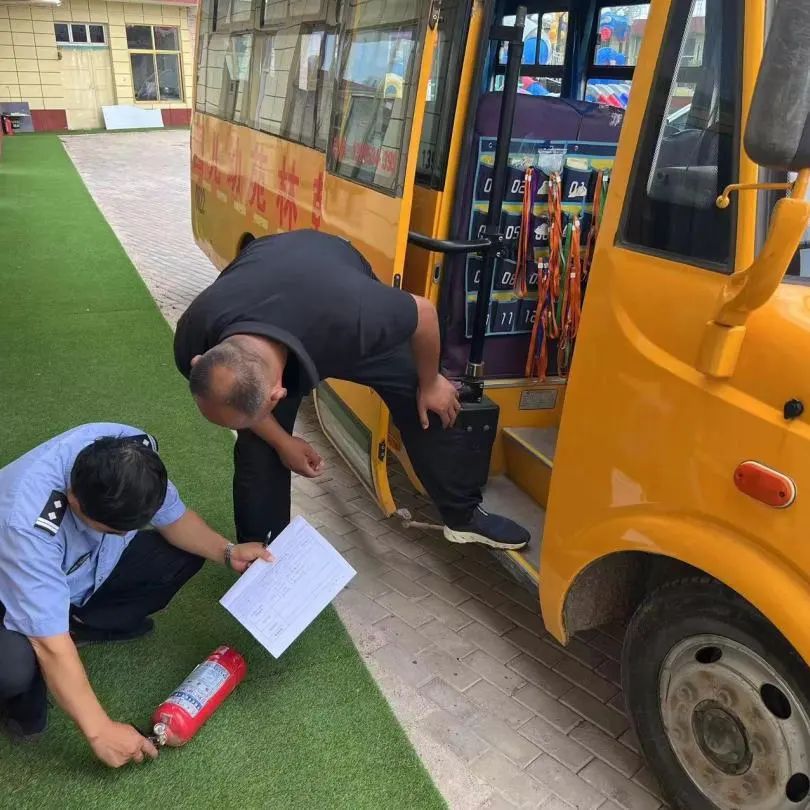 交警二大隊(duì)走進(jìn)17家幼兒園 嚴(yán)把校車“安全關(guān)” | 夏季交通安全整治 交警二大隊(duì)走進(jìn)17家幼兒園 嚴(yán)把校車“安全關(guān)” | 夏季交通安全整治