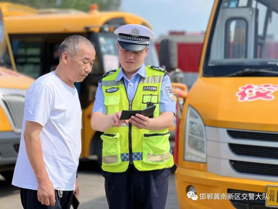 校車“體檢”迎開學,冀南新區交警開展校車安全檢查,嚴把校車安全關 圖片