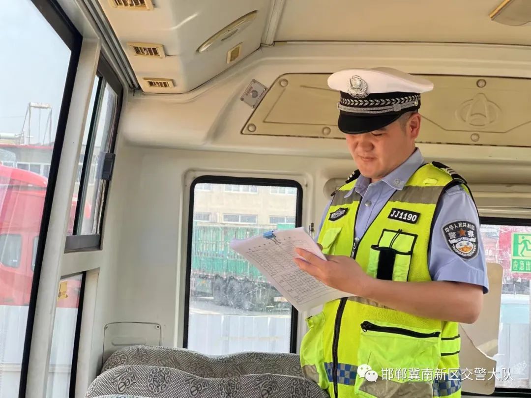 校車“體檢”迎開學,冀南新區交警開展校車安全檢查,嚴把校車安全關 圖片