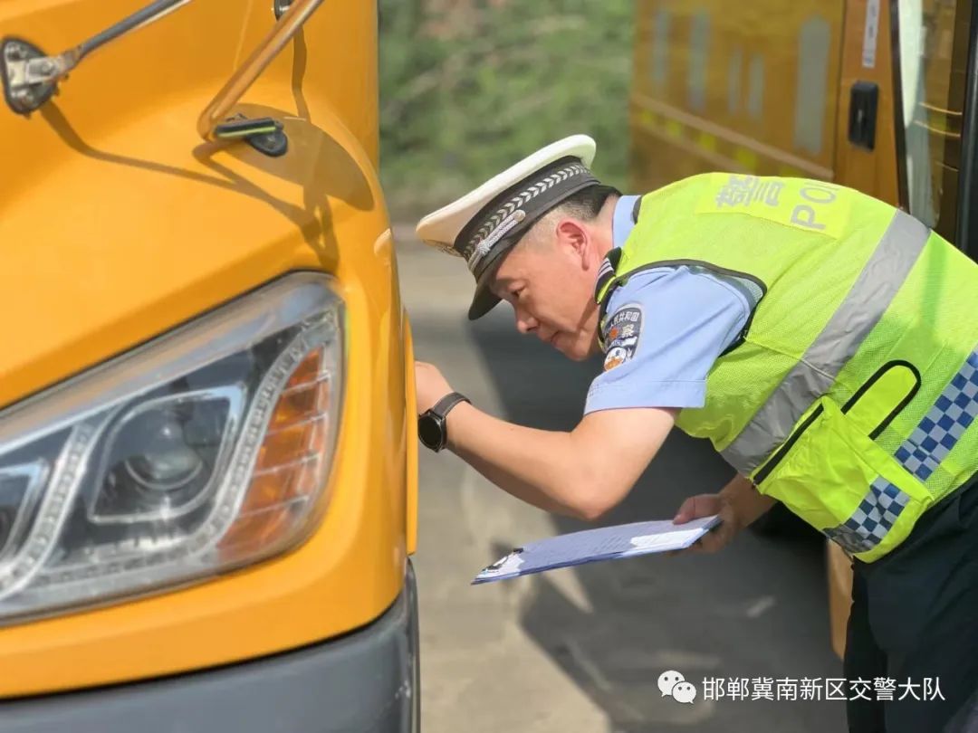 校車“體檢”迎開學,冀南新區交警開展校車安全檢查,嚴把校車安全關 圖片