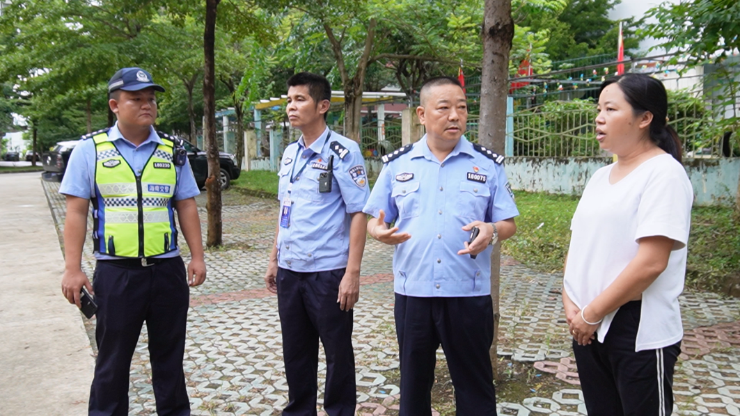 護苗行動 | 樂東公安交警“雙節”假期前開展校車安全檢查,擰緊校車出行“安全閥” 圖片