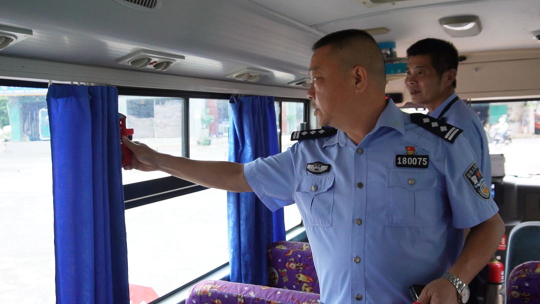 護苗行動 | 樂東公安交警“雙節”假期前開展校車安全檢查,擰緊校車出行“安全閥” 圖片