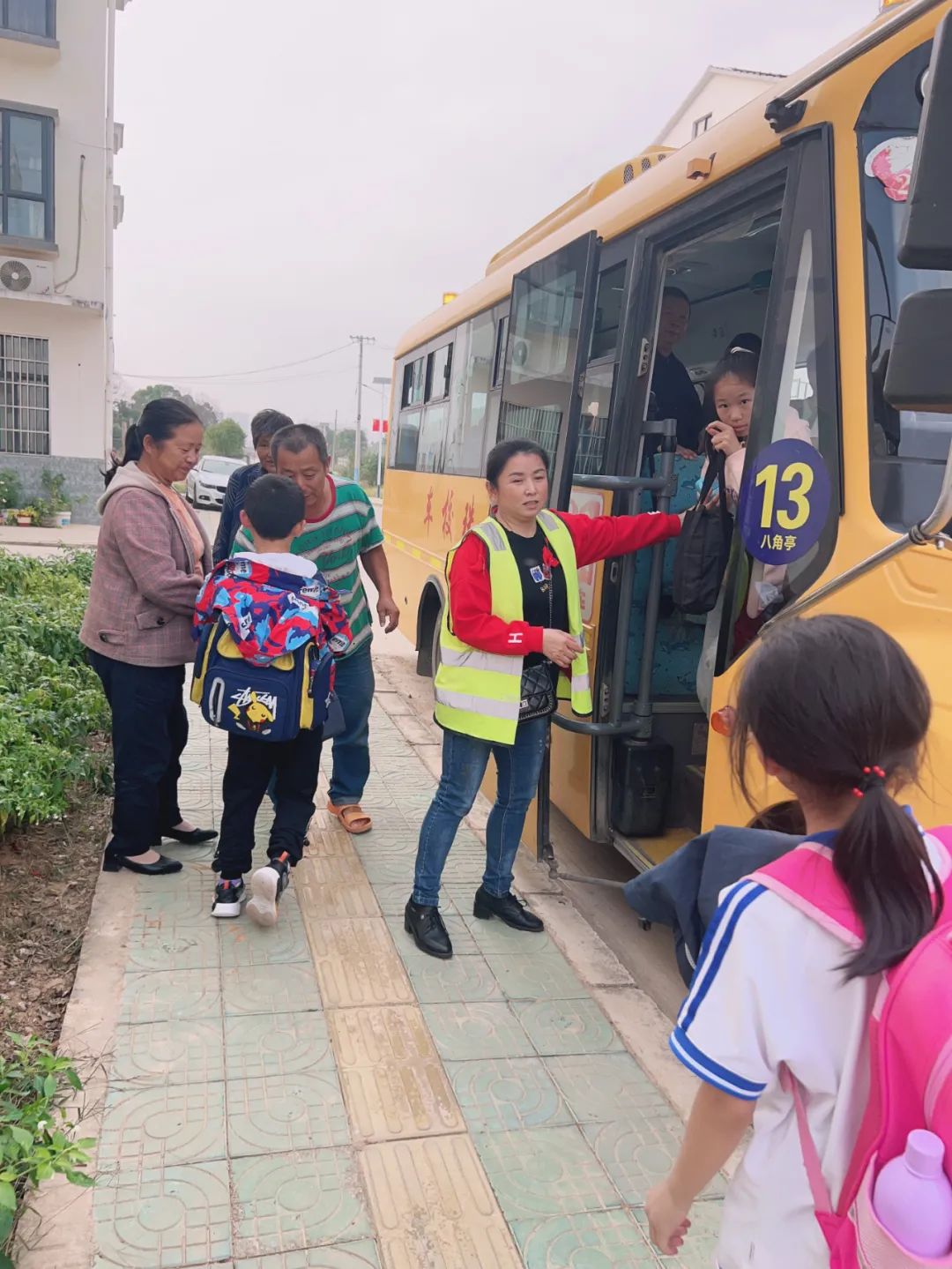 平安運(yùn)行，為愛護(hù)航——黃梅縣第八小學(xué)開展校車安全工作會(huì)暨行政成員跟車督查活動(dòng)