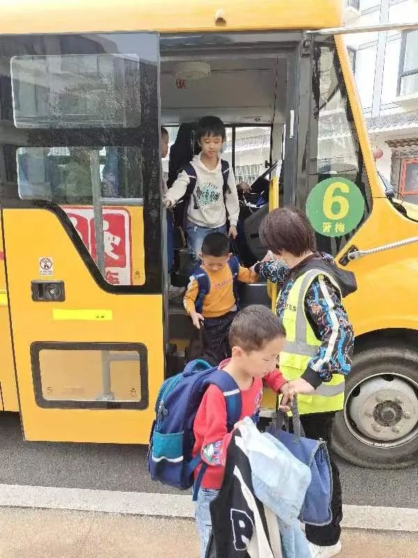 平安運(yùn)行，為愛護(hù)航——黃梅縣第八小學(xué)開展校車安全工作會(huì)暨行政成員跟車督查活動(dòng)