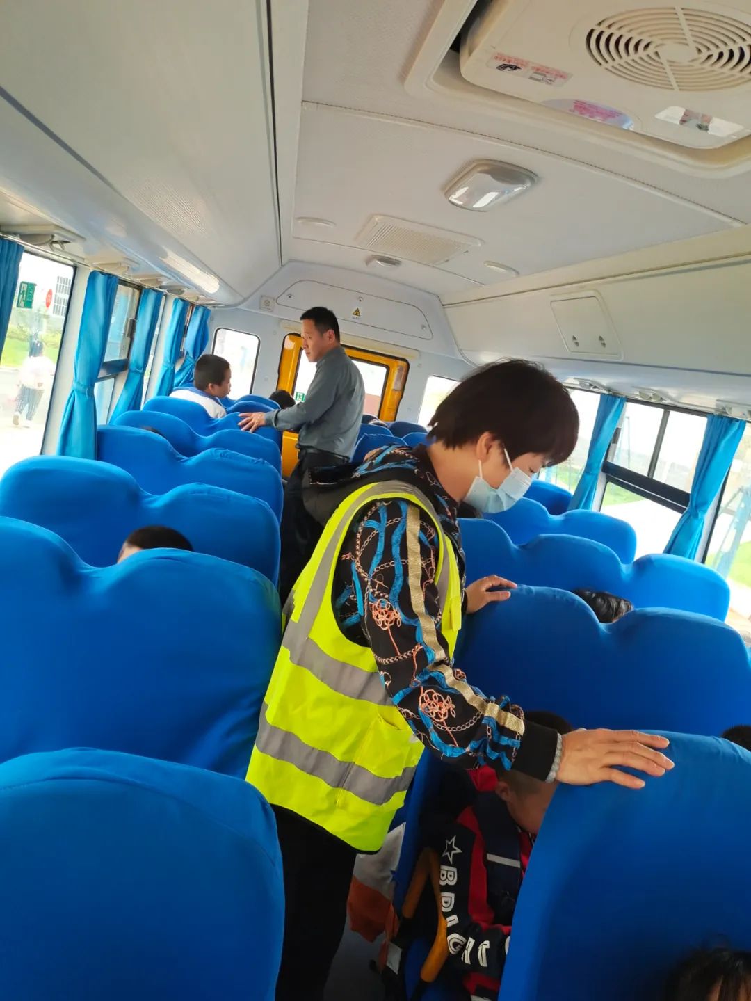 平安運(yùn)行，為愛護(hù)航——黃梅縣第八小學(xué)開展校車安全工作會(huì)暨行政成員跟車督查活動(dòng)