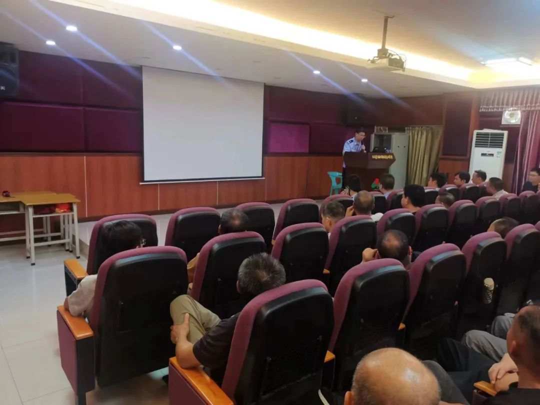 交通安全無小事!潮陽交警開展校車安全檢查和校車司機安全宣傳教育 圖片