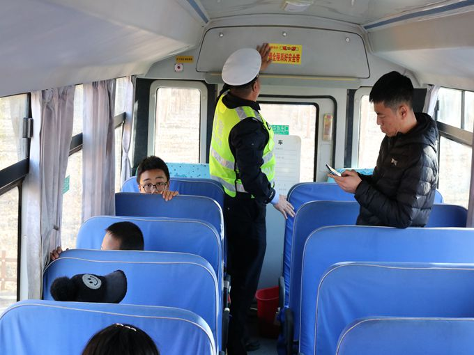 聯合檢查組到通榆縣鴻興鎮小學校開展校車安全檢查