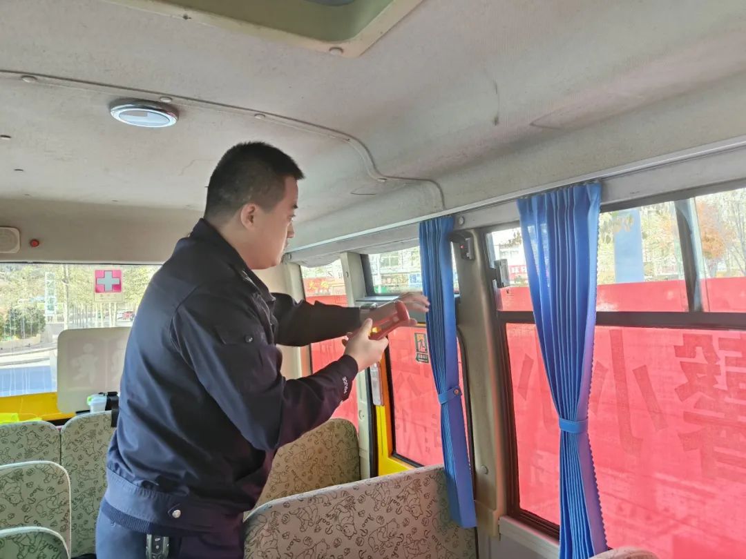 校車檢查+交通宣傳“雙管齊下”保安全 | 交警進幼兒園 圖片