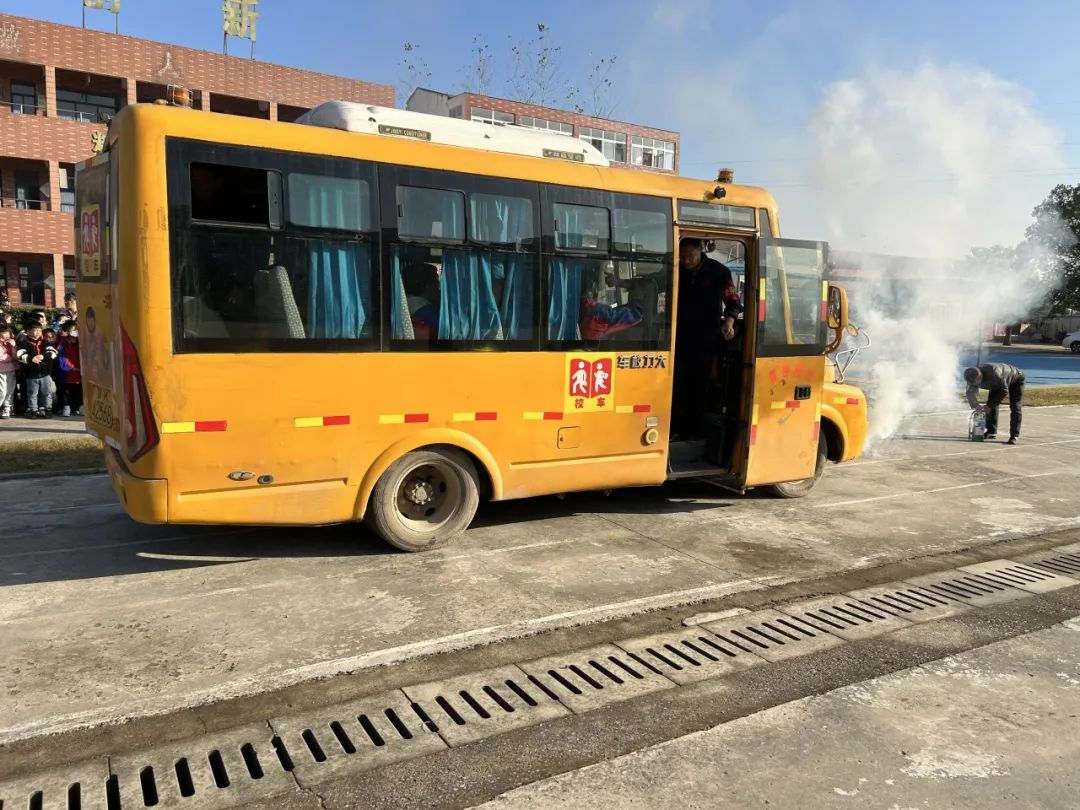 加強校車安全，共建和諧校園 ——云夢縣道橋鎮(zhèn)中心小學(xué)校車安全逃生演練