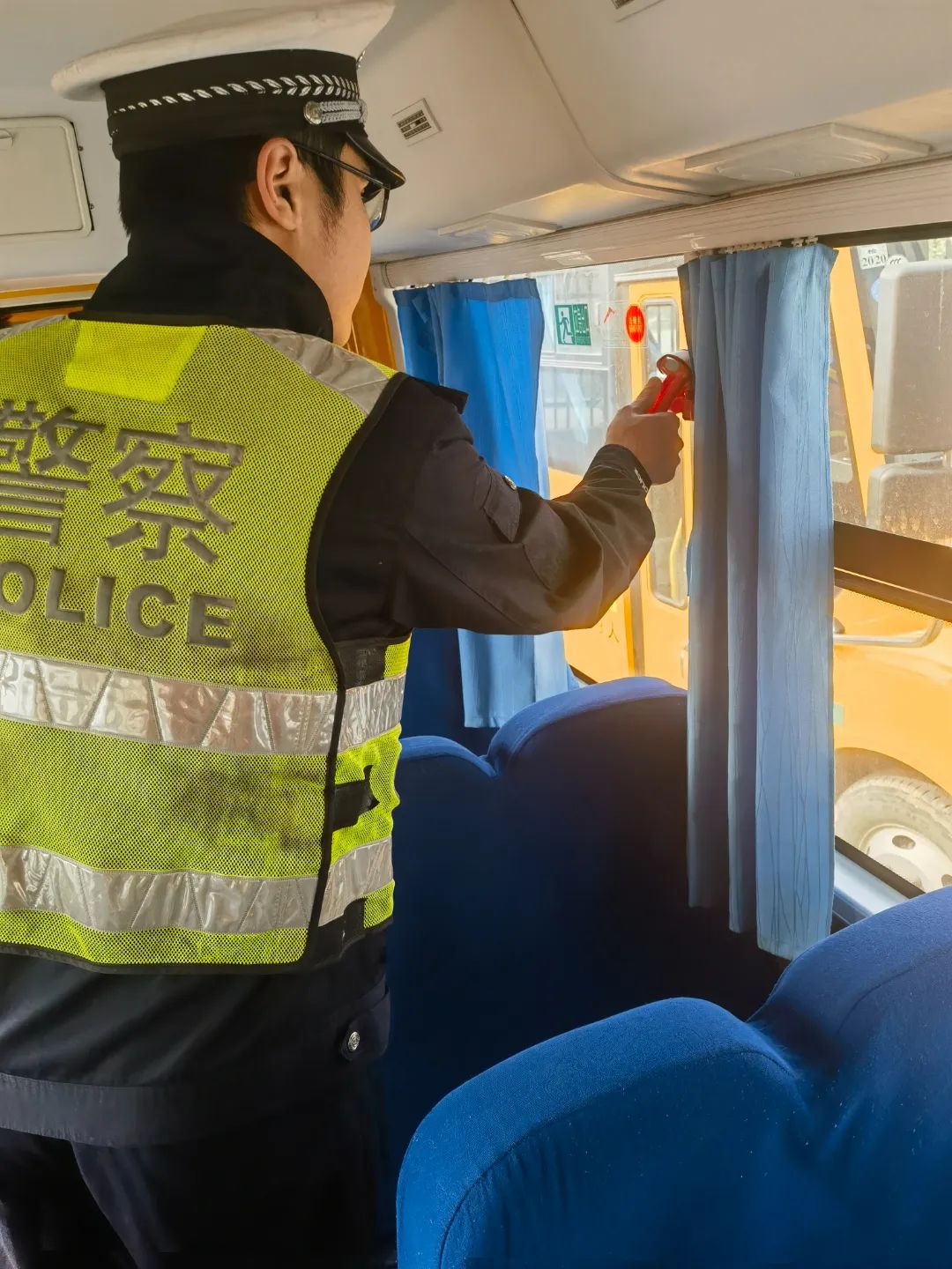 冬季行動|南城公安交警開展校車安全檢查,擰緊冬季校車出行“安全閥” 圖片