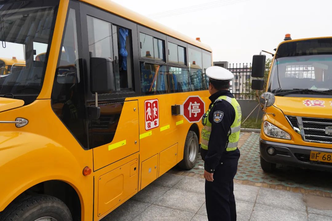 冬季行動|南城公安交警開展校車安全檢查,擰緊冬季校車出行“安全閥” 圖片