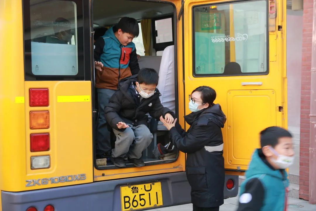 【平安守護(hù)】安全乘校車(chē) 平安伴我行——青島嶗山新世紀(jì)學(xué)校校車(chē)安全演練 圖片