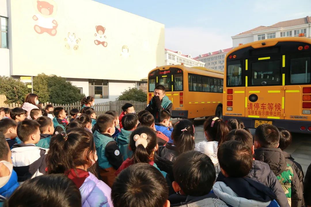 【平安守護(hù)】安全乘校車(chē) 平安伴我行——青島嶗山新世紀(jì)學(xué)校校車(chē)安全演練 圖片