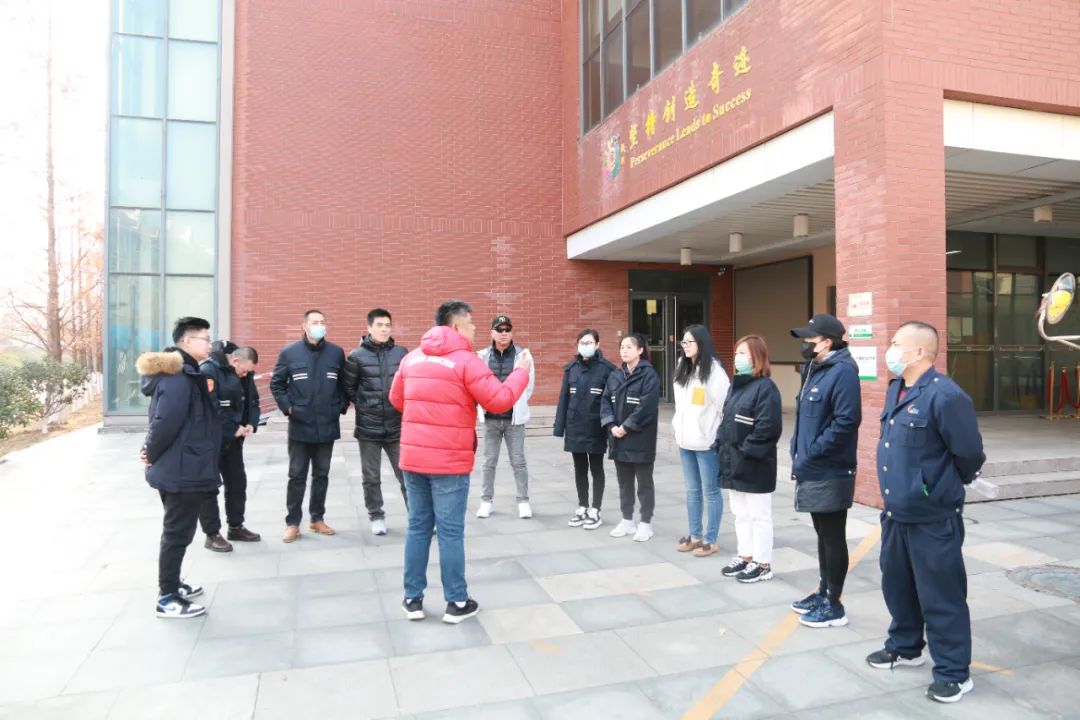 【平安守護(hù)】安全乘校車(chē) 平安伴我行——青島嶗山新世紀(jì)學(xué)校校車(chē)安全演練 圖片