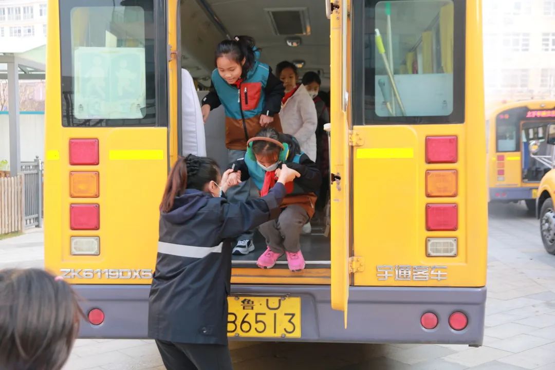 【平安守護(hù)】安全乘校車(chē) 平安伴我行——青島嶗山新世紀(jì)學(xué)校校車(chē)安全演練 圖片