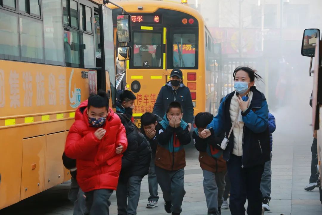 【平安守護(hù)】安全乘校車(chē) 平安伴我行——青島嶗山新世紀(jì)學(xué)校校車(chē)安全演練 圖片