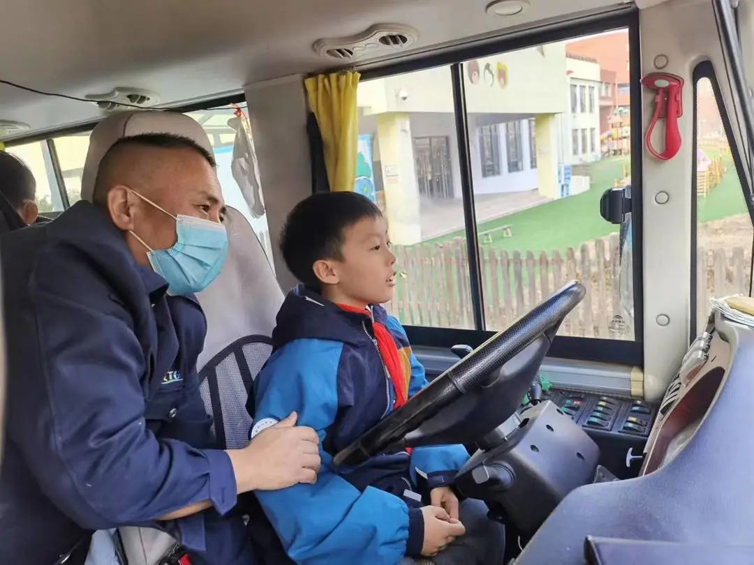 【平安守護(hù)】安全乘校車(chē) 平安伴我行——青島嶗山新世紀(jì)學(xué)校校車(chē)安全演練 圖片