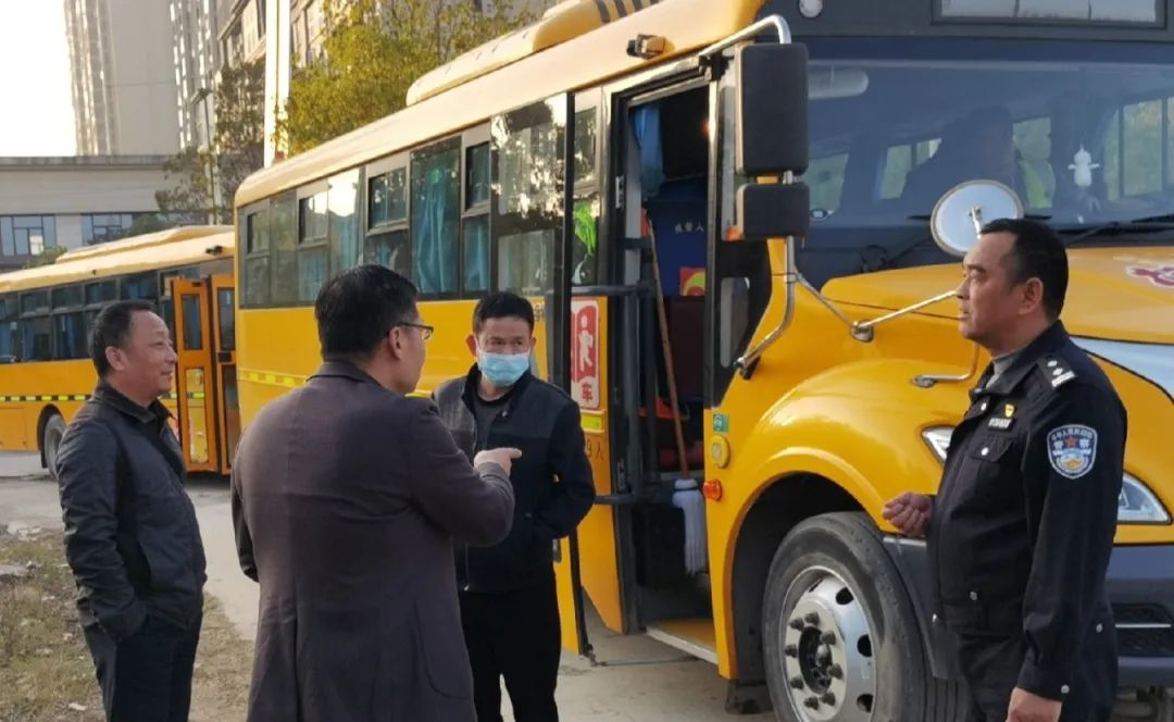 武穴交警聯(lián)合教育局開展校車安全突擊檢查/ 圖片