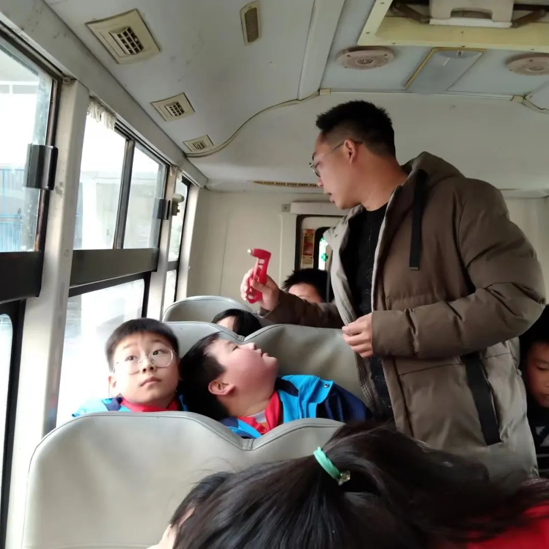 【校園安全專項(xiàng)整治行動(dòng)】校車安全記心間 應(yīng)急演練助安全 圖片