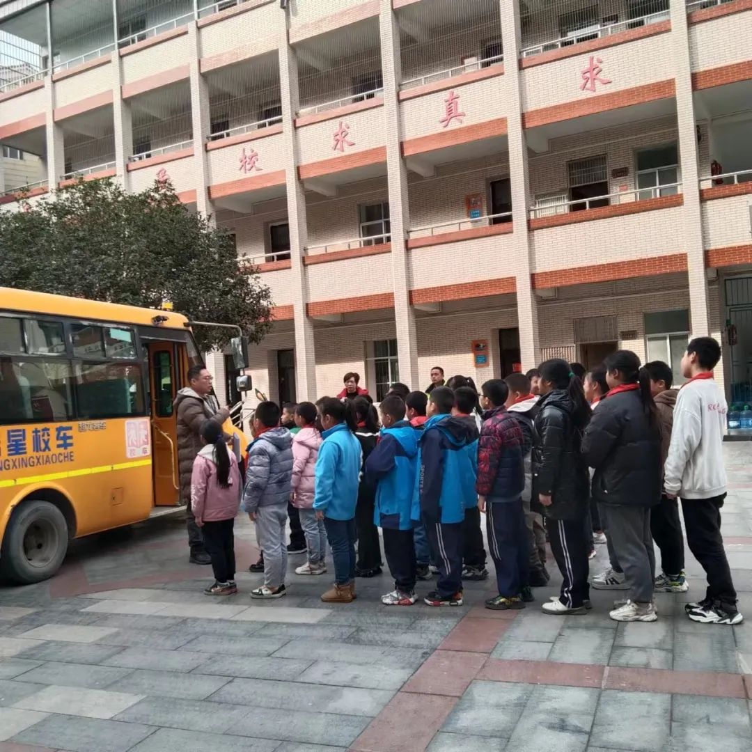 【校園安全專項(xiàng)整治行動(dòng)】校車安全記心間 應(yīng)急演練助安全 圖片