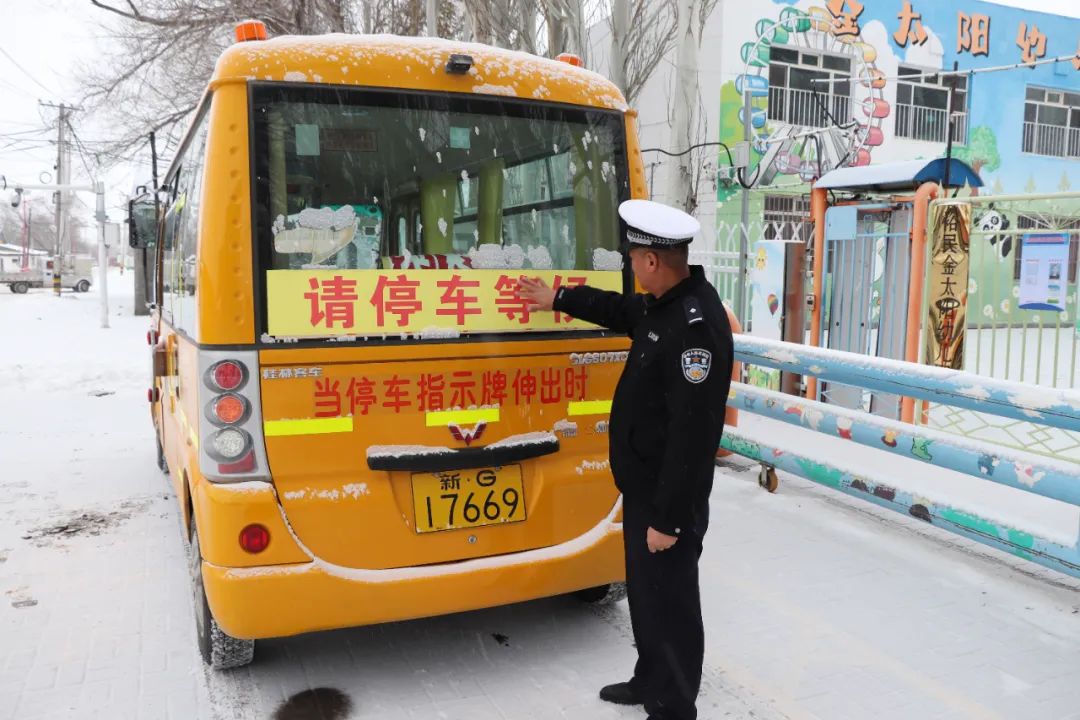關愛祖國花朵 心系校車安全——裕民縣公安局開展校車安全大檢查 圖片
