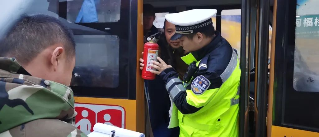 吉首交警開展冬季校車安全檢查