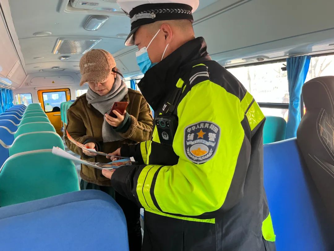 校車安全無(wú)小事!交警三大隊(duì)開展校車駕駛?cè)恕懊鎸?duì)面”安全宣傳 圖片