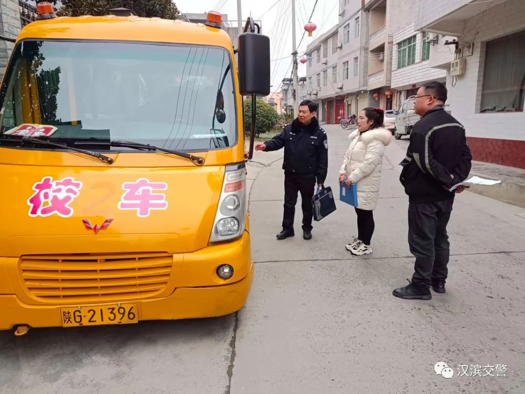 漢濱公安交警聯合區教體局開展校車安全檢查工作/ 圖片