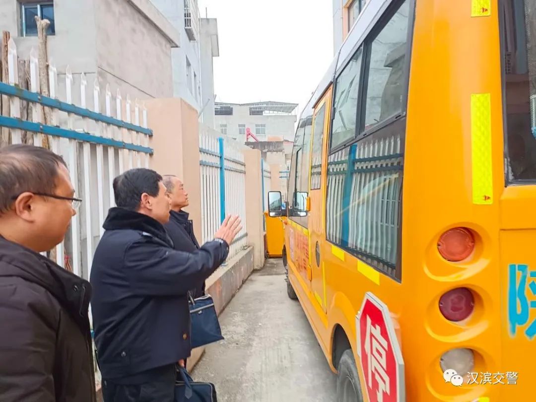 漢濱公安交警聯合區教體局開展校車安全檢查工作/ 圖片