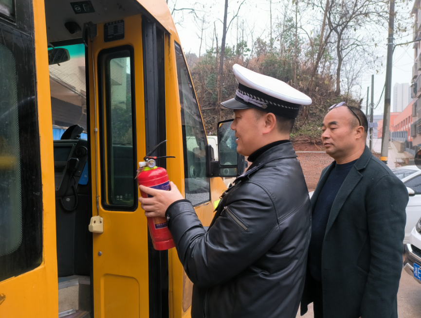 大祥交警:開(kāi)展聯(lián)合安全檢查 筑牢校車安全防線 圖片