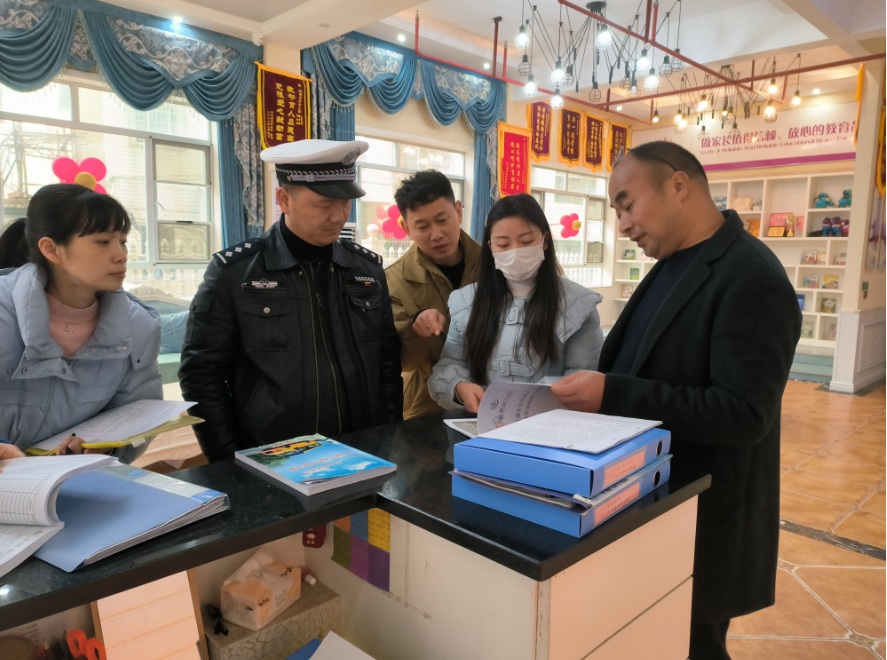 大祥交警:開(kāi)展聯(lián)合安全檢查 筑牢校車安全防線 圖片