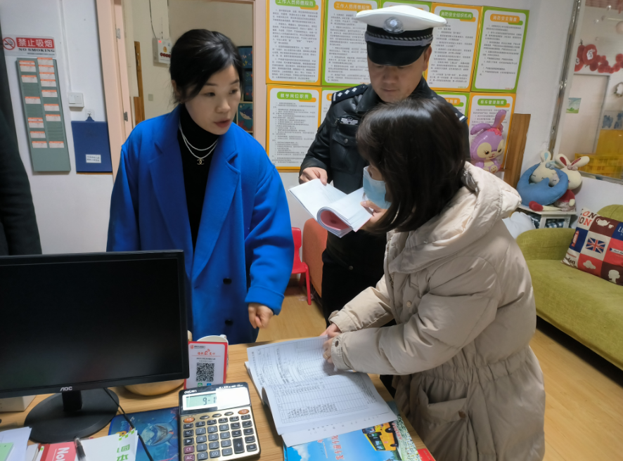 大祥交警:開(kāi)展聯(lián)合安全檢查 筑牢校車安全防線 圖片