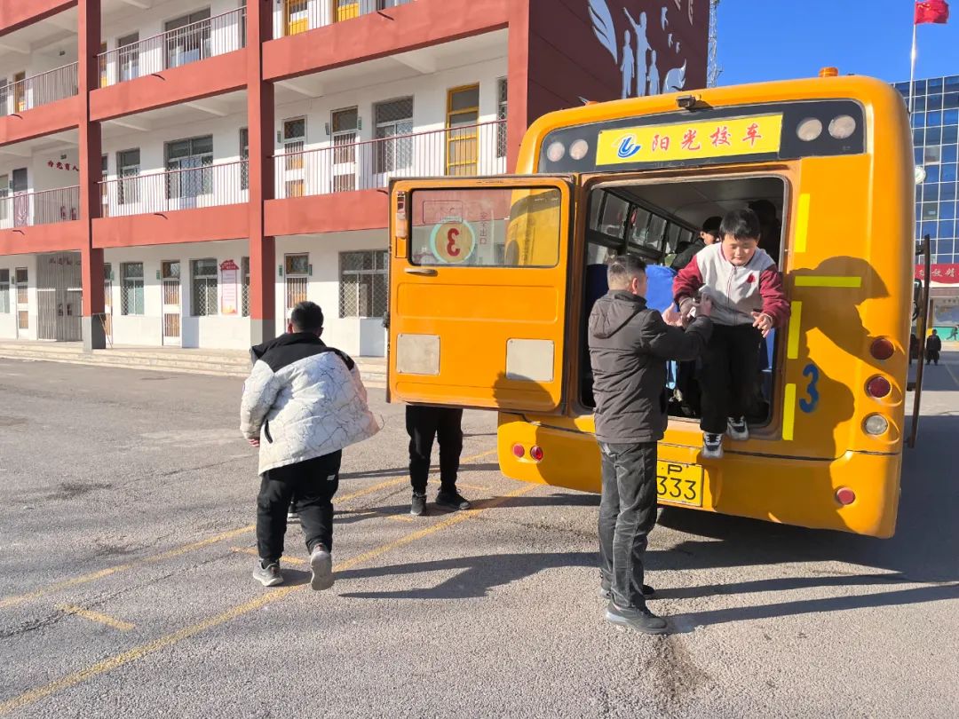 校車演練不松懈 逃生自救記心間 校車演練不松懈 逃生自救記心間