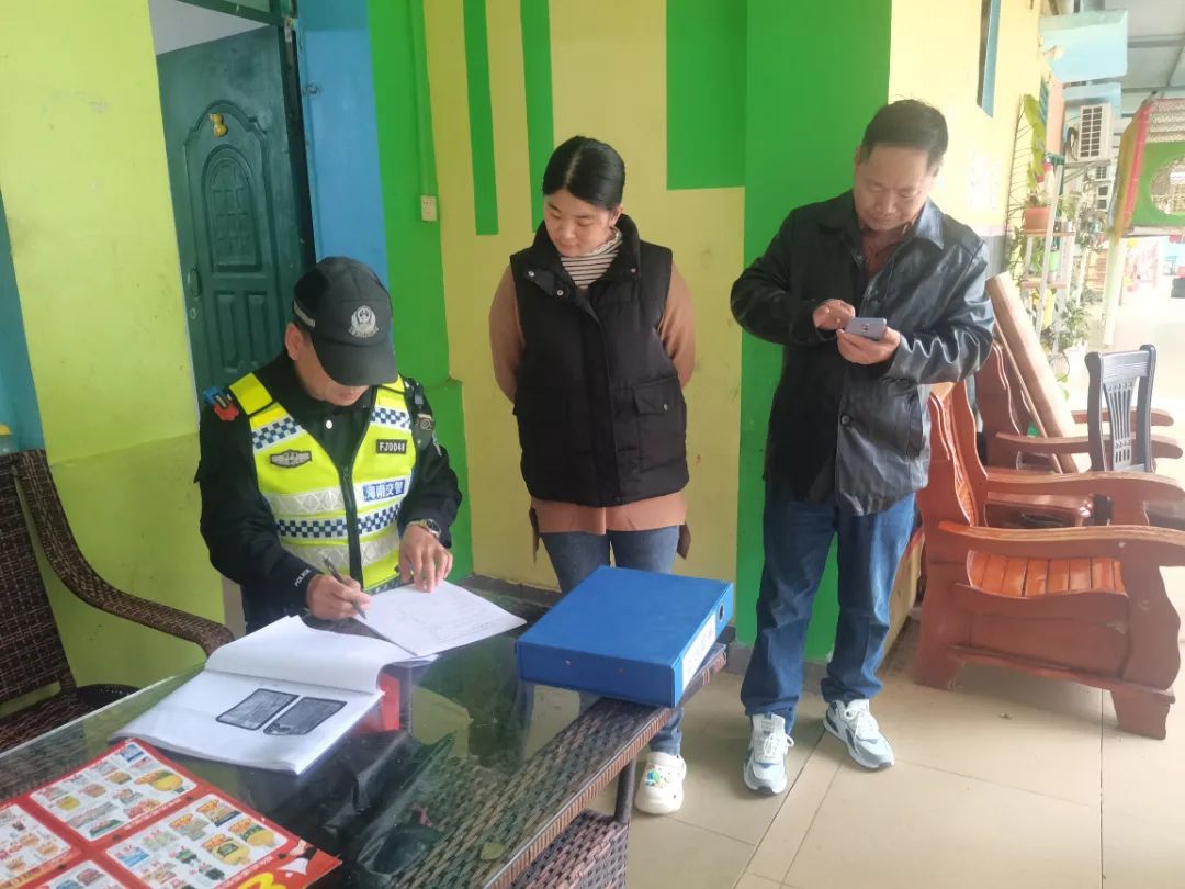 瓊中交警走進幼兒園開展校車安全檢查及宣傳活動/ 圖片