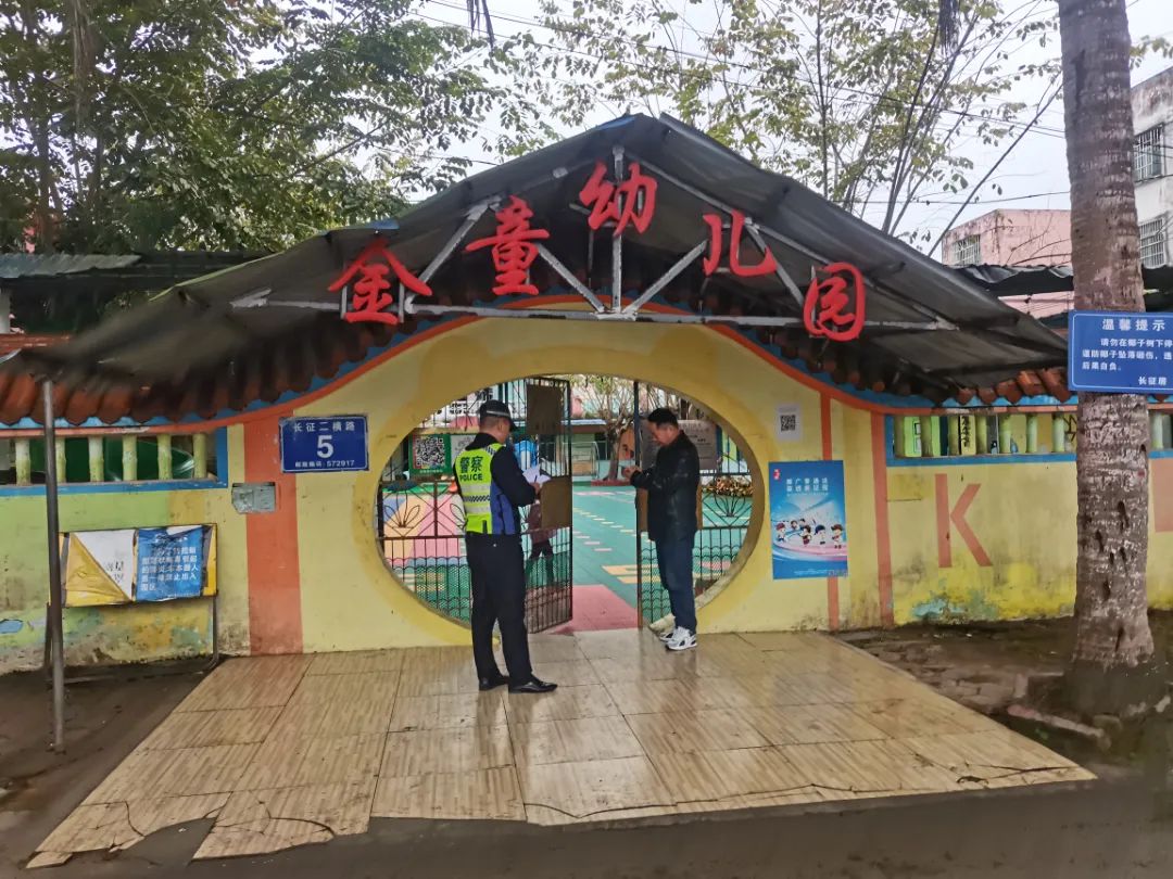 瓊中交警走進幼兒園開展校車安全檢查及宣傳活動/ 圖片