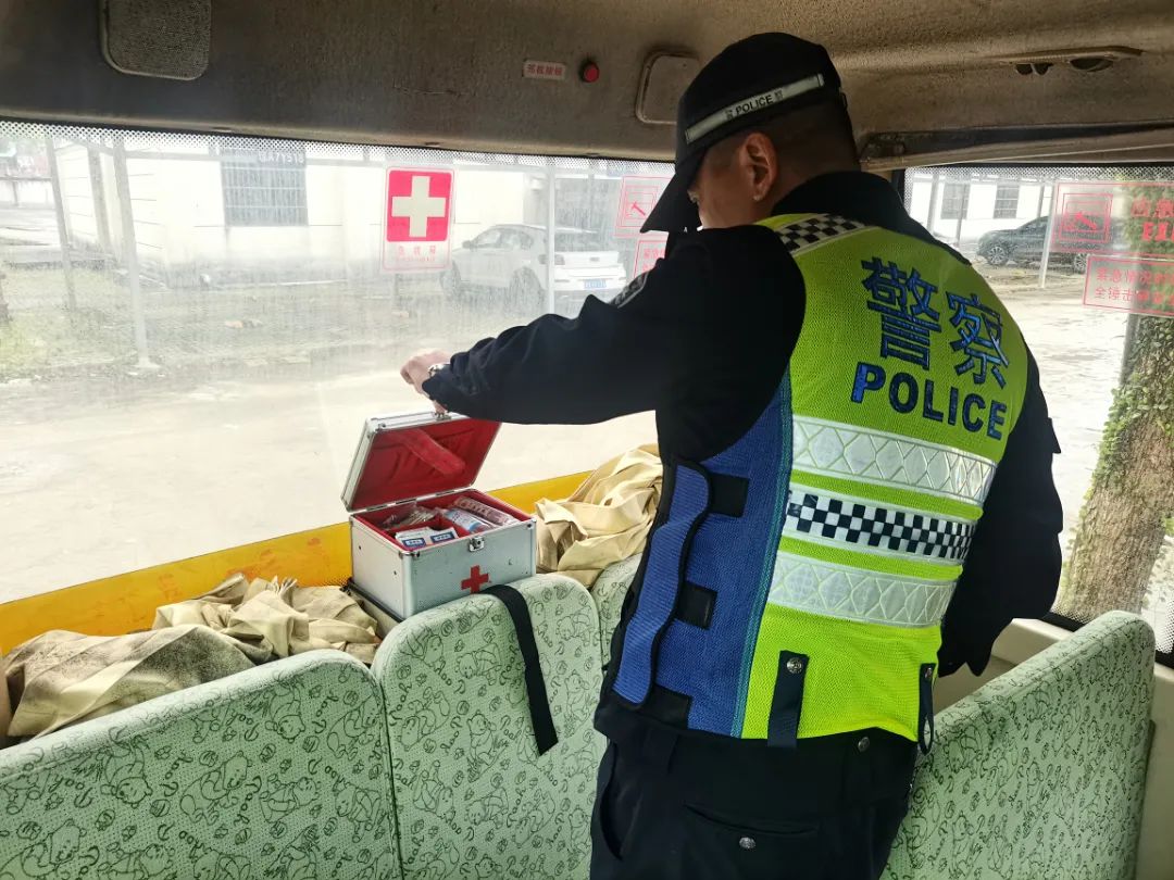 瓊中交警走進幼兒園開展校車安全檢查及宣傳活動/ 圖片