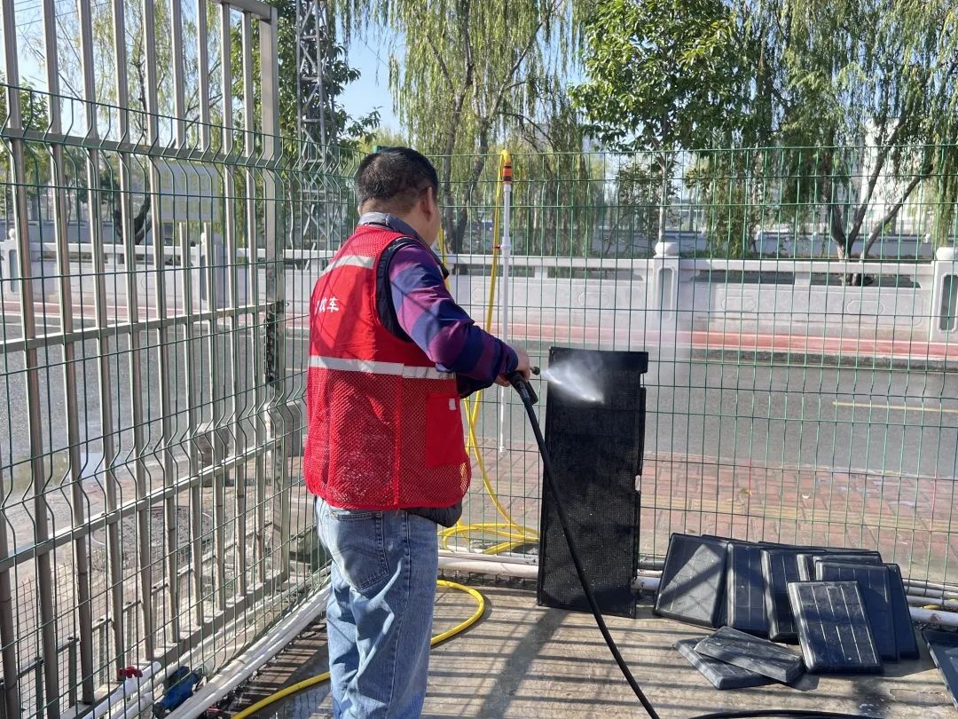 用心呵護 用愛護航 | 為確保新學期校車安全運行，校車大掃除保養很重要