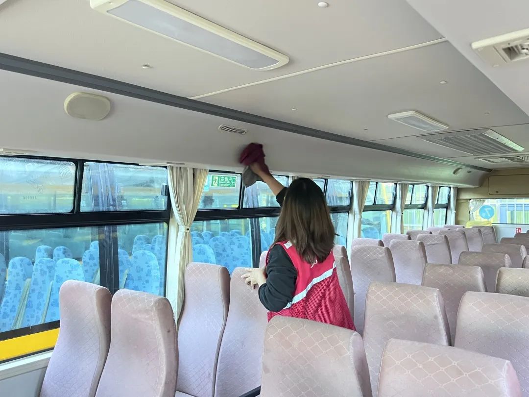 用心呵護 用愛護航 | 為確保新學期校車安全運行，校車大掃除保養很重要