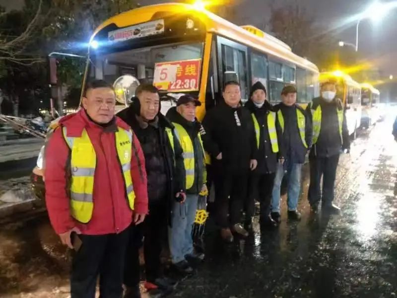 全力以赴!童安校車為一中學子撐起風雪中的安全傘 圖片