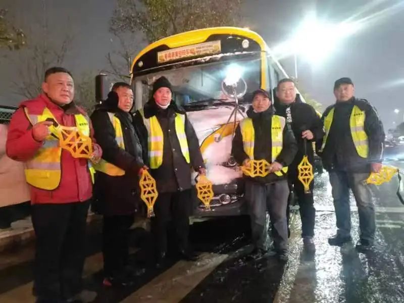 全力以赴!童安校車為一中學子撐起風雪中的安全傘 圖片