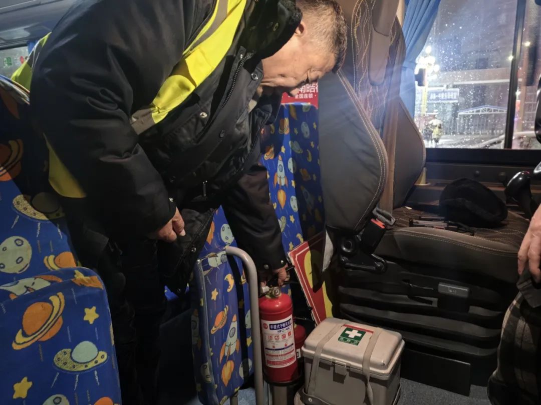 全力以赴!童安校車為一中學子撐起風雪中的安全傘 圖片