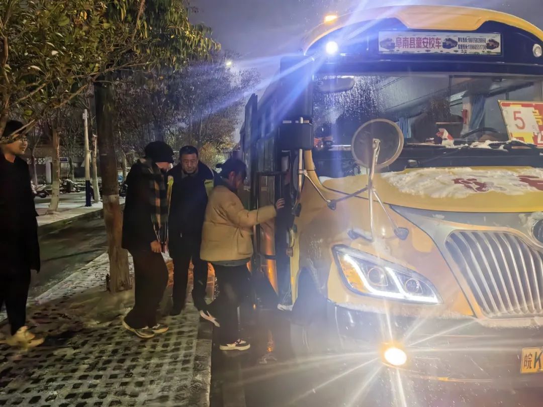 全力以赴!童安校車為一中學子撐起風雪中的安全傘 圖片