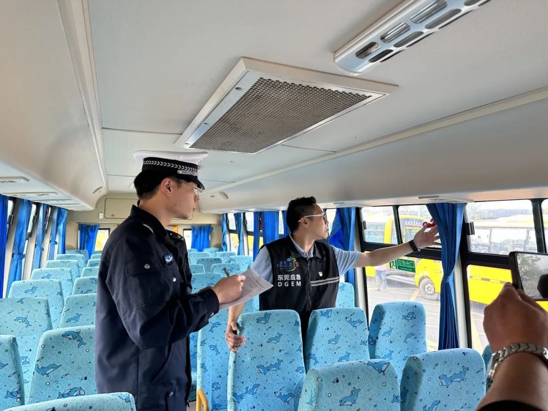 新學期啟航，萬江交警大隊攜手多方力量開展校車安全大檢查