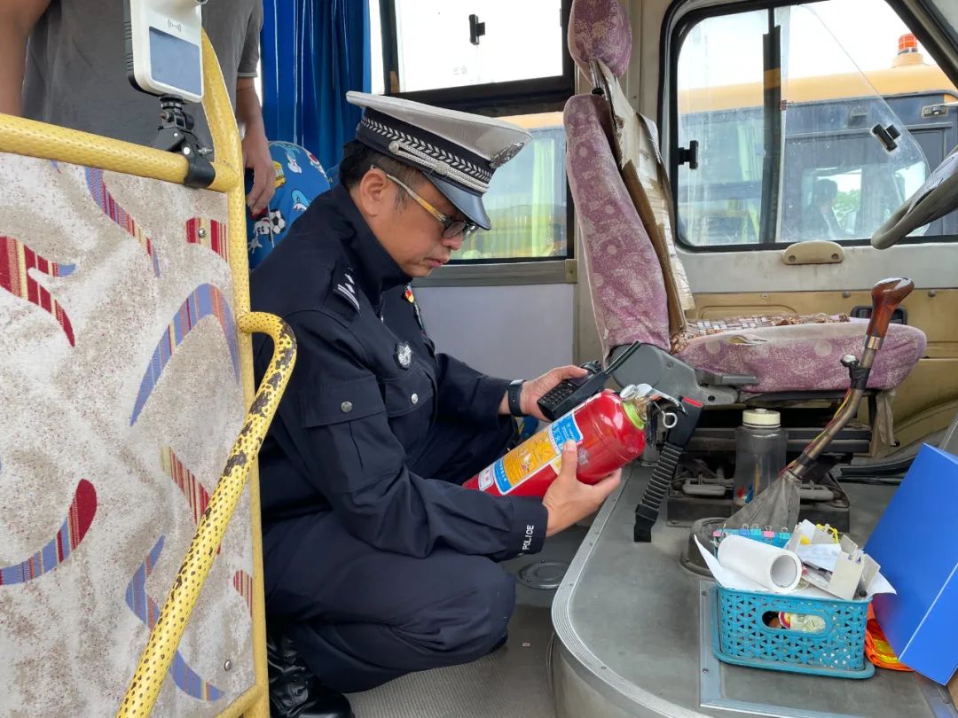 【平安岡州】校車安全“大體檢”,新會公安為新學(xué)期保駕護航! 【平安岡州】校車安全“大體檢”,新會公安為新學(xué)期保駕護航!